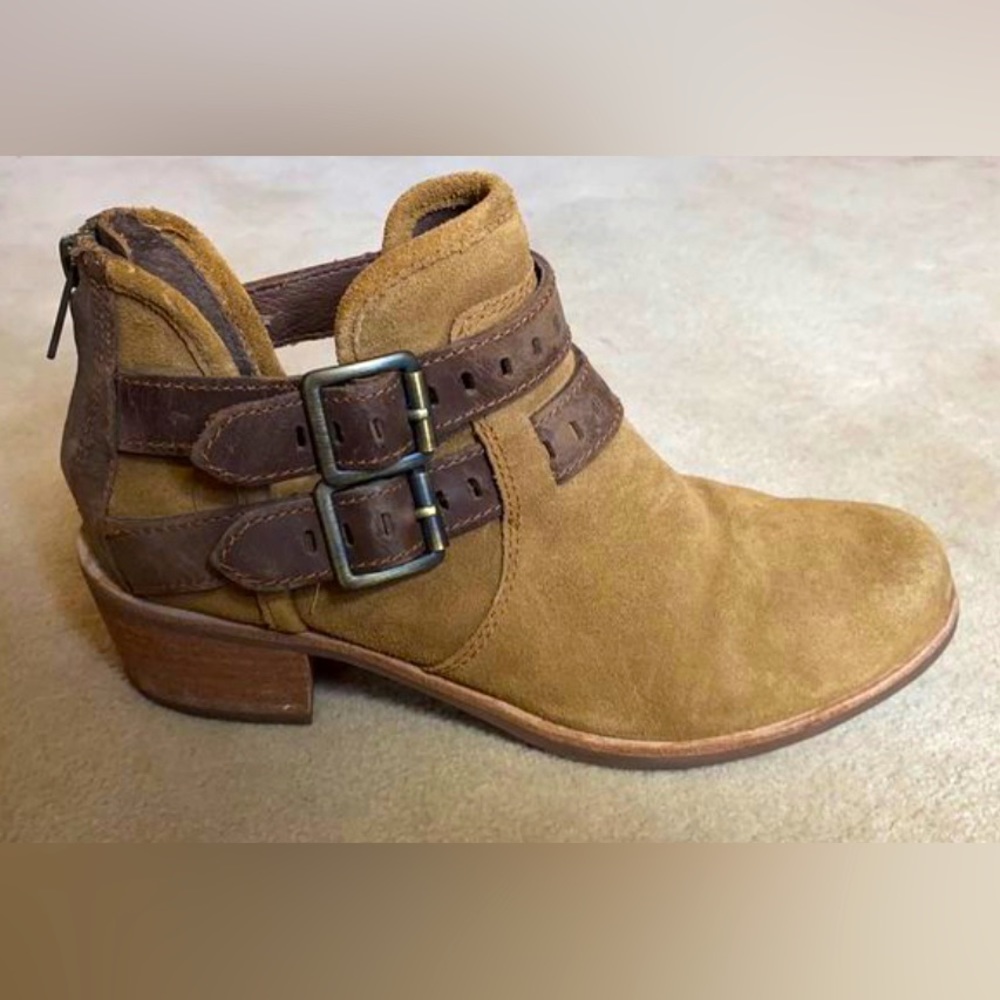 UGG | Lined heeled booties w/cutout - lightly used - Reads 5.5 but fits like a 6